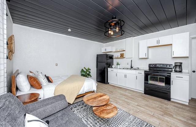 Mins to Beach/Private Studio House w/ Yard/Walk to downtown/Free parking