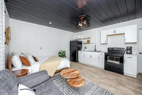 Mins to Beach - Studio Home- Walk to Downtown - Free Parking