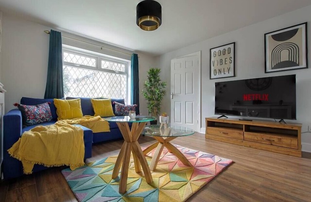 Mins to City Center Modern House Free parking WiFi