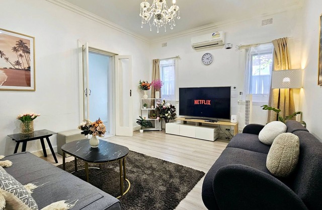 Mins to Mall Convenient 3Beds Classic Charm Home