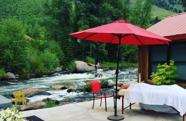 Minturn River Cabin with Hot Tub and NEW Air Conditioning