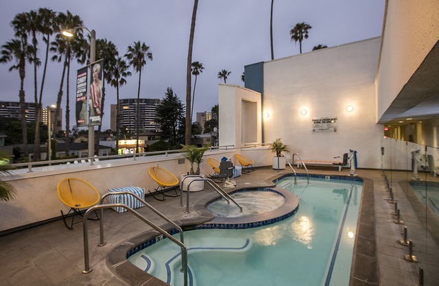 Minutes Away from The Venice Beach Drum Circle! Heated Outdoor Pool, Bike Rental