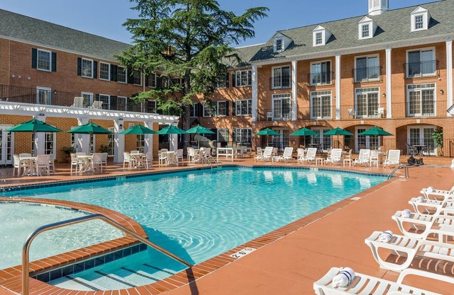 À quelques minutes de Busch Gardens et de Water Country USA avec piscine et parking gratuit