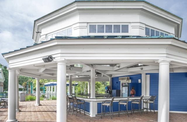 Minutes from Colonial Williamsburg Attractions! 2 Serene Units, Kitchen, Pool, Hiking