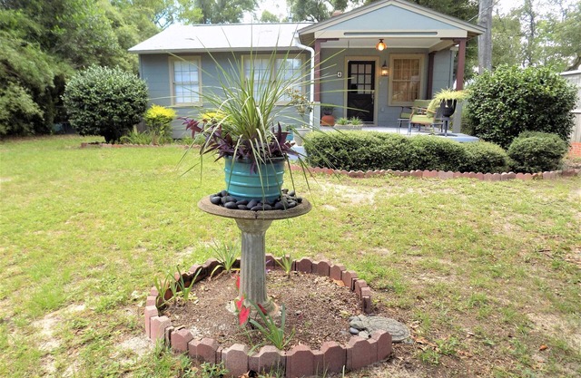 Minutes from marinas, downtown, bases and more!
