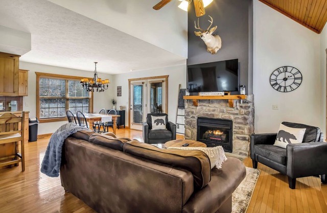 Minutes from SDC! Fireplace! Scenic Wooded Views!