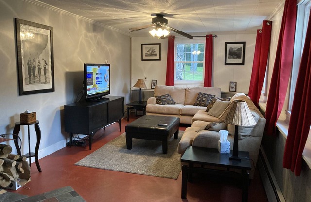À quelques minutes du cœur d'Ellicottville! Beau 4 chambres, 10 couchages.