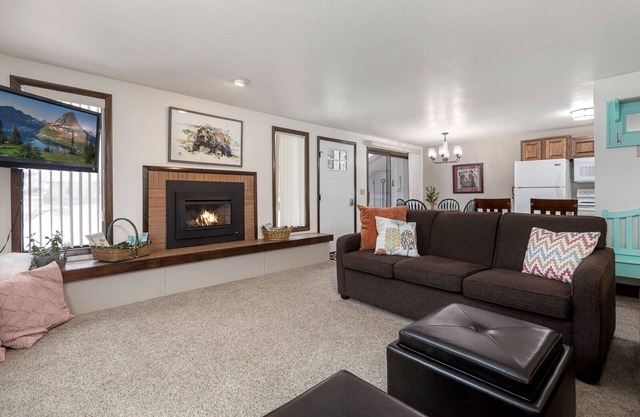 Minutes from Whitefish & Glacier - heated pool and hot tubs