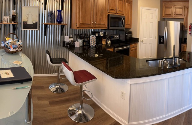Minutes to Colonial Williamsburg, William & Mary, Busch Gardens, Pet Friendly!