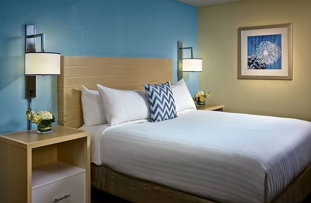 Minutes to Downtown Cleveland! Budget-friendly Accommodation W/ FREE Parking!