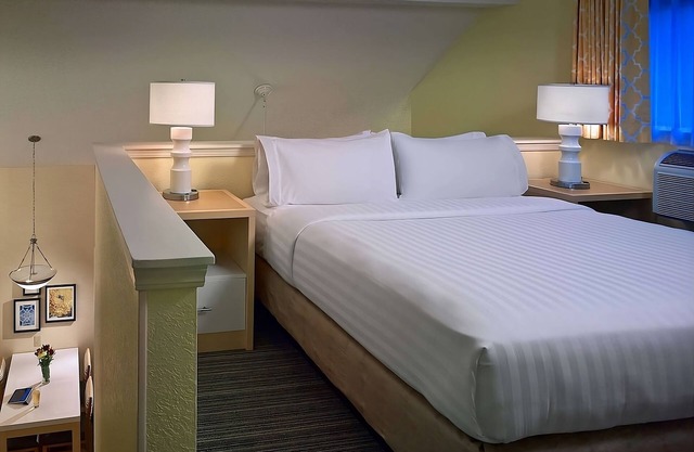 Minutes to Downtown Cleveland! Budget-friendly Accommodation W/ FREE Parking!