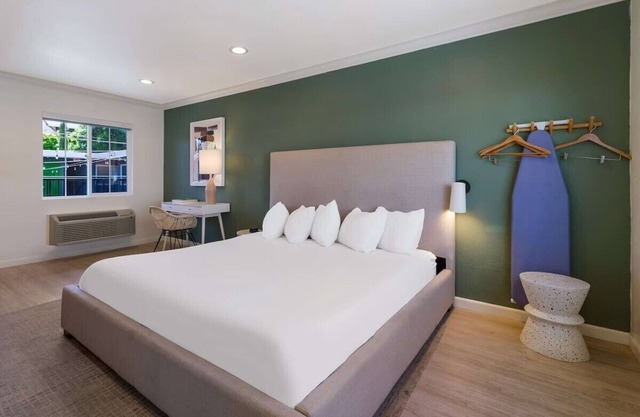 Minutes to Good Old Lake Merritt! Pet-friendly modern-retro style motel