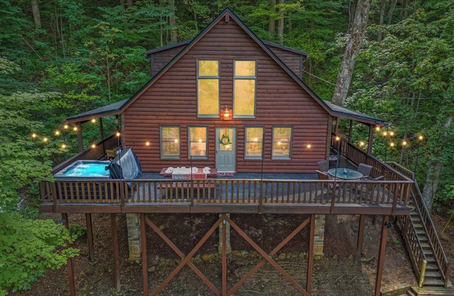 Cabin Retreat - Minutes to Nada Tunnel + Natural Bridge SP - Hot Tub w/views