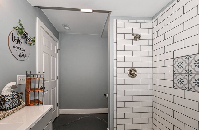 Minutes to Private Pier, Launch, Beach and Park. 2/1 bed with large lot