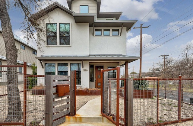 4BR / 2. 5BA Maison élégante à trois étages avec vue sur le centre-ville - Tarifs incroyables avec ACL