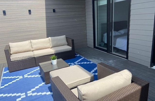 Minutes To The Falls: Stylish Townhome Gem!