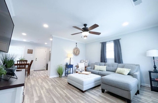 Minutes to Uptown+Panthers Stadium+Fenced In Yard