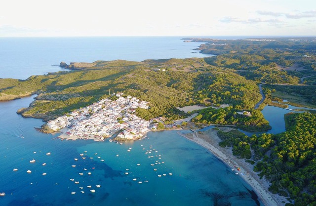Minutes à pied de la plage, une maison familiale moderne avec une vue imprenable sur la mer