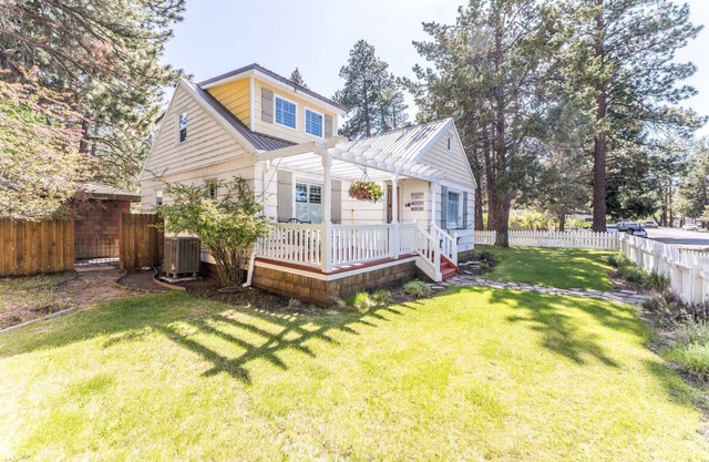 Walk mins to Downtown & Whychus Creek. Enjoy Cozy Family, Friend retreat/Sauna.