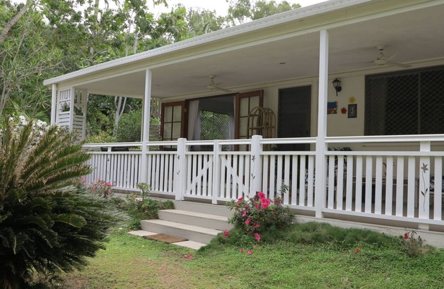 Mirabel Cottage - Charming, comfortable and well-equipped, in easy walking distance to beaches