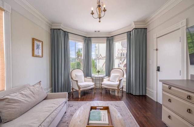 Mirabelle Suite 3 - Top Floor Suite in the Heart of Historic Savannah