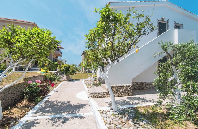 Appartement C du Mirage Arillas avec vue sur la mer, piscine partagée et Wi-Fi.