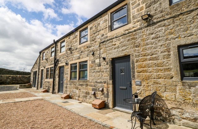 MIRK COTTAGE, family friendly, with open fire in Cragg Vale
