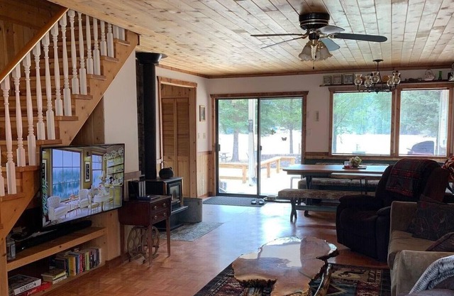 Missezula Lake Cabin 7 min walk to Beach & Lake