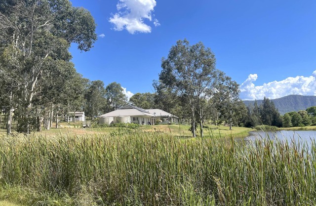 Mistletoe Lakehouse - stunning 5–6 bedroom residence set on 7 tranquil acres,