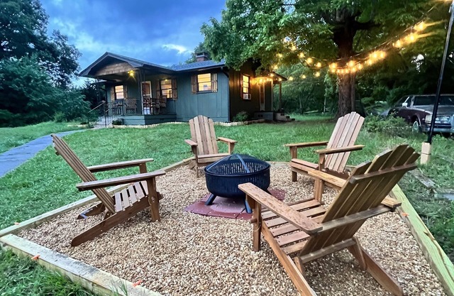 Misty Mountain Cozy & Stylish 2BR Cabin w/ Fire Pit near River & Attractions