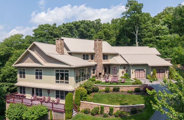 Misty Mountain Hop - Luxury home! Views, hot tub, 4 fireplaces, game table!