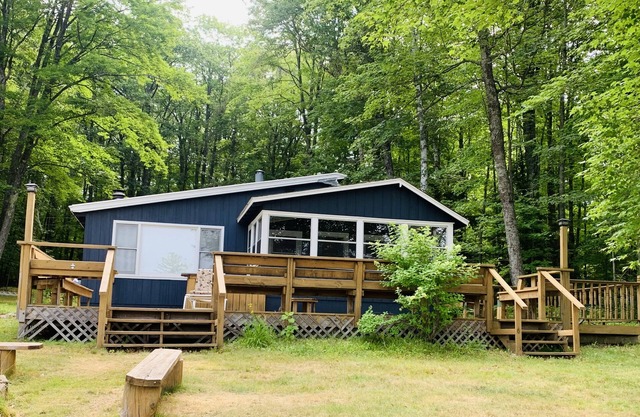 Mitchell Lake 3 bedroom/2 bathroom getaway