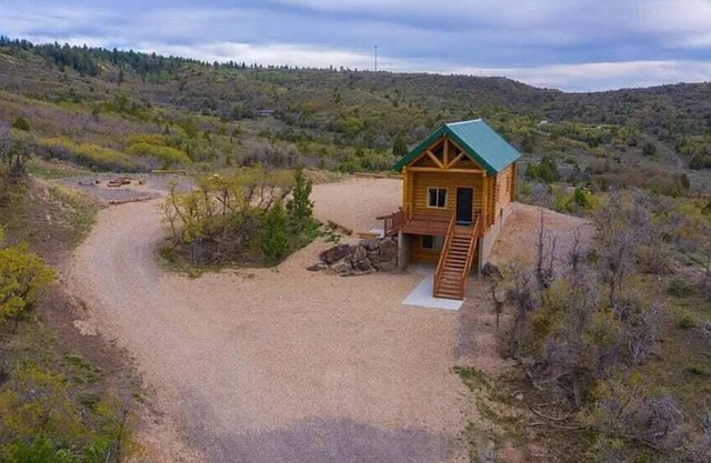 MJ's Cabin Located on a Hill Top Near Zion and Bryce Canyon. Pet Friendly.