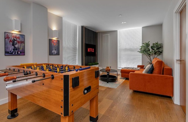 MK CITY CENTRE, THE DIAMOND SUITE, FREE Parking Space, PREMIUM SPACIOUS Apartment with FOOSBALL TABLE