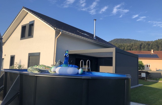 Maison moderne entre la montagne et la campagne