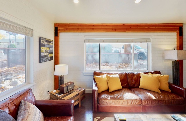 Condo dans le centre-ville de Moab avec complexe spa, cour, et intérieur vraiment cool