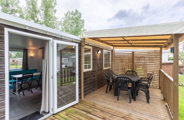 Mobil-home avec piscine partagée et terrasse privée