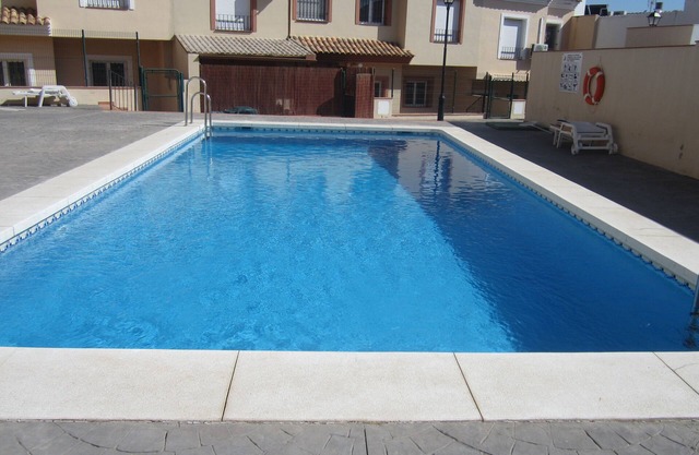 Casa moderna para 6 personas, con aire acondicionado, banda ancha wifi, piscina grande, televisión del Reino Unido, 3 baños.