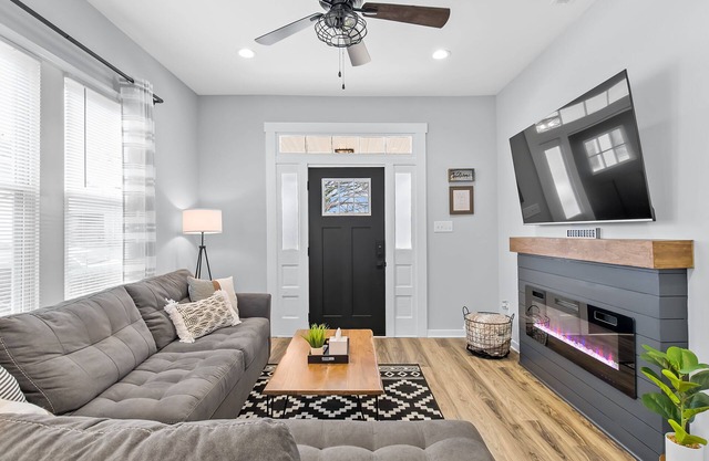 Mod Urban 2 BR with Fireplace and Private Backyard