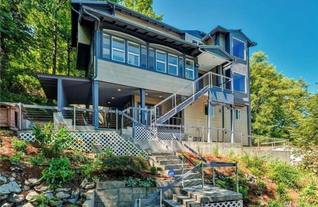 Moden West Seattle House in the Trees