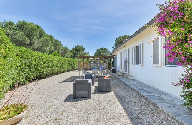 Modern Holiday Apartment with Garden, Air Conditioning and Wi-Fi
