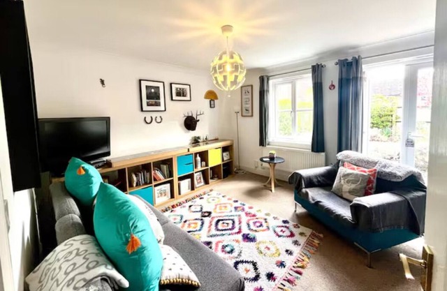 Modern 1 bed house with parking