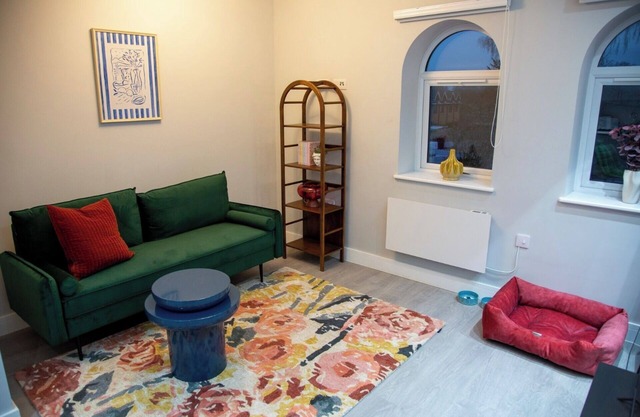 Modern 1-Bedroom Apartment in Slough with Parking