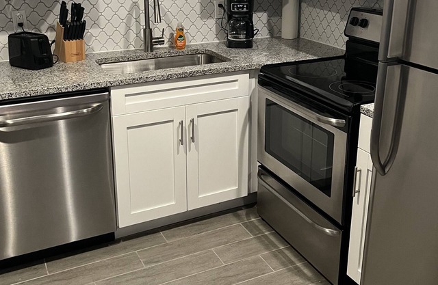 Modern 1 Bedroom Close to Downtown and Airport