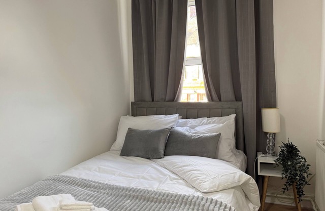 Modern 1 Bedroom Flat/Apartment in the heart of Barry, Flat 2