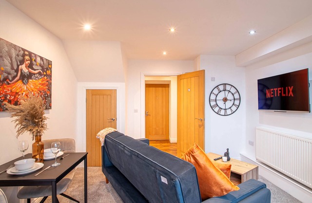 Appartement-Moderne-Salle de bain et douche-Vue sur Rue-Free Street Parking
