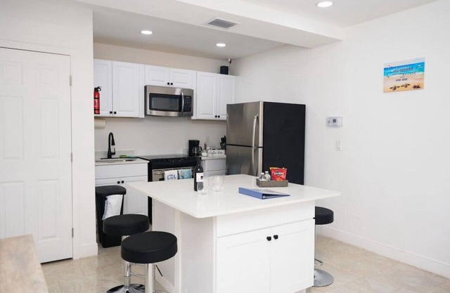 Modern 1 bedroom w/ 2 beds sleeps 5 beach access!