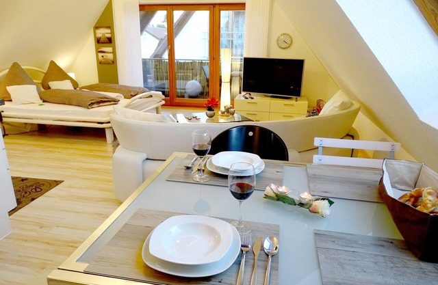 Appartement moderne d'une pièce avec balcon et vue sur le lac et la montagne et Internet / WLAN