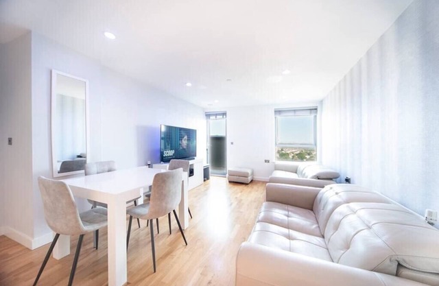 Modern 12th Floor | Balcony Striking London View