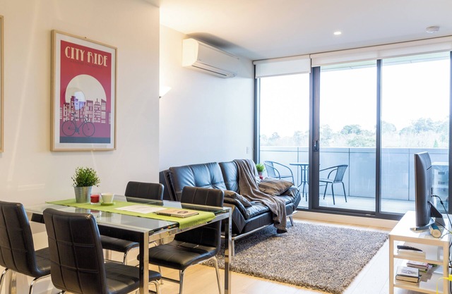 Modern 1BD in Tranquil Parklands